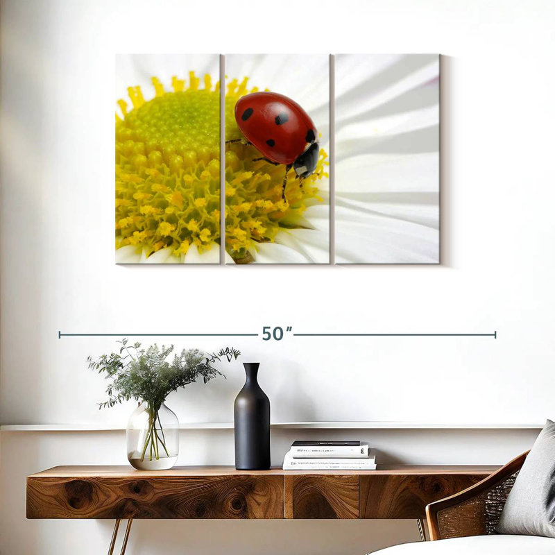 Coccinelle sur camomille, H 24 po x l 38 po
