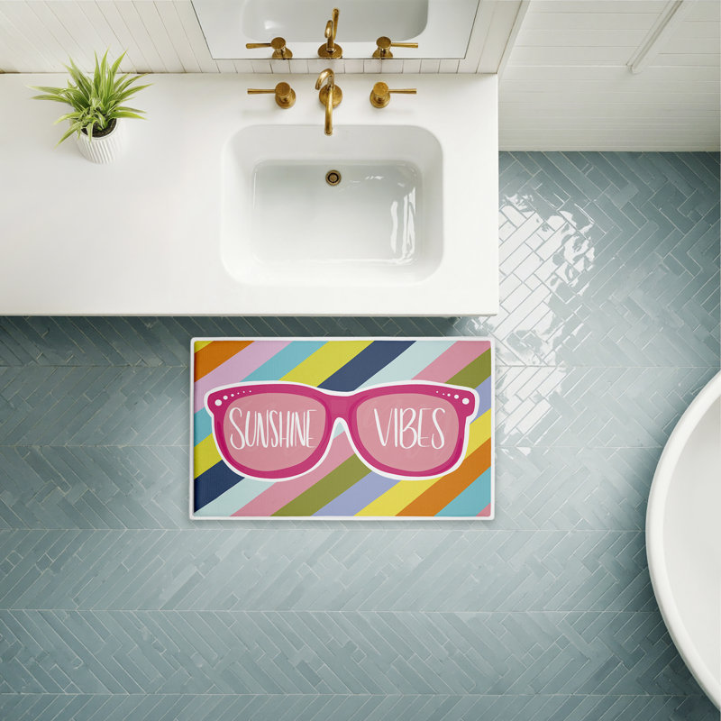 Tapis de bain et tapis de bain en peluche à imprimé de lunettes de soleil Sunshine Vibes, design par Emily Cromwell, 18 po x 30 po