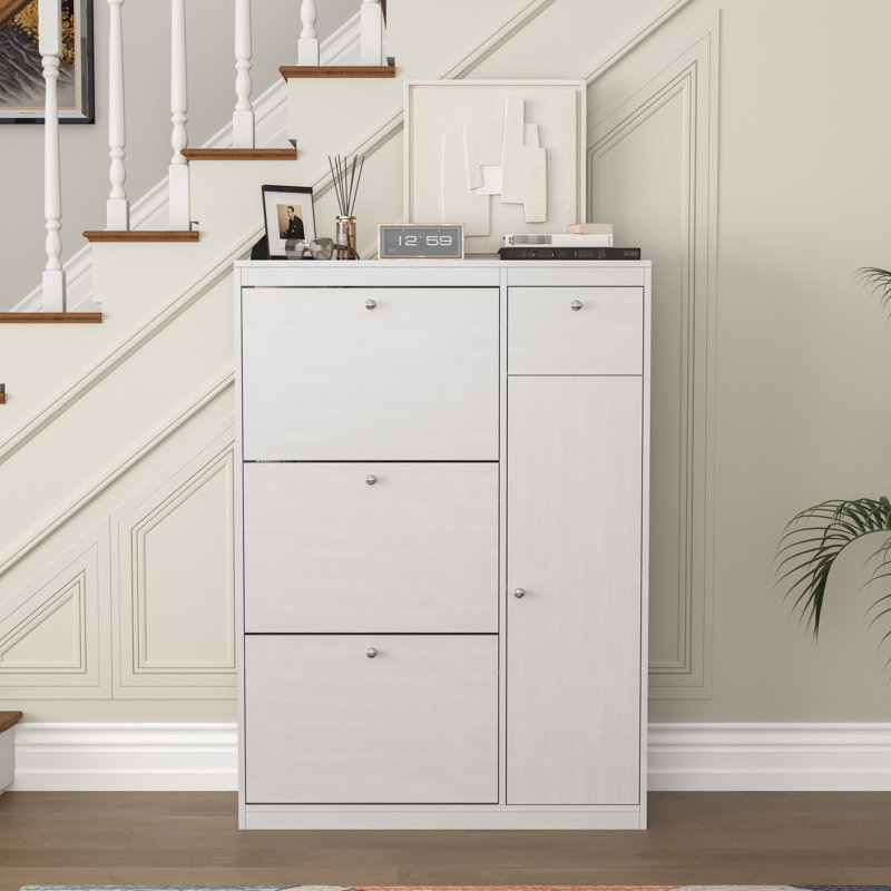 Armoire à chaussures étroite blanche avec 3 tiroirs rabattables et une étagère réglable dans un arrangement de rangement