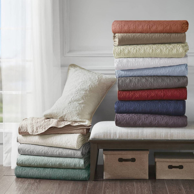 Couvre-lit réversible 3 pièces pour grand lit en argile rouge, surdimensionné avec matelassage, rembourrage en coton prélavé, confort durable, comprend deux taies décoratives, lit rouge lavable à la machine, avec matelassage