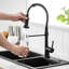 Robinet de cuisine noir avec douchette rétractable, construction, surface facile à nettoyer en noir mat, matériau en laiton, corrosion et taches