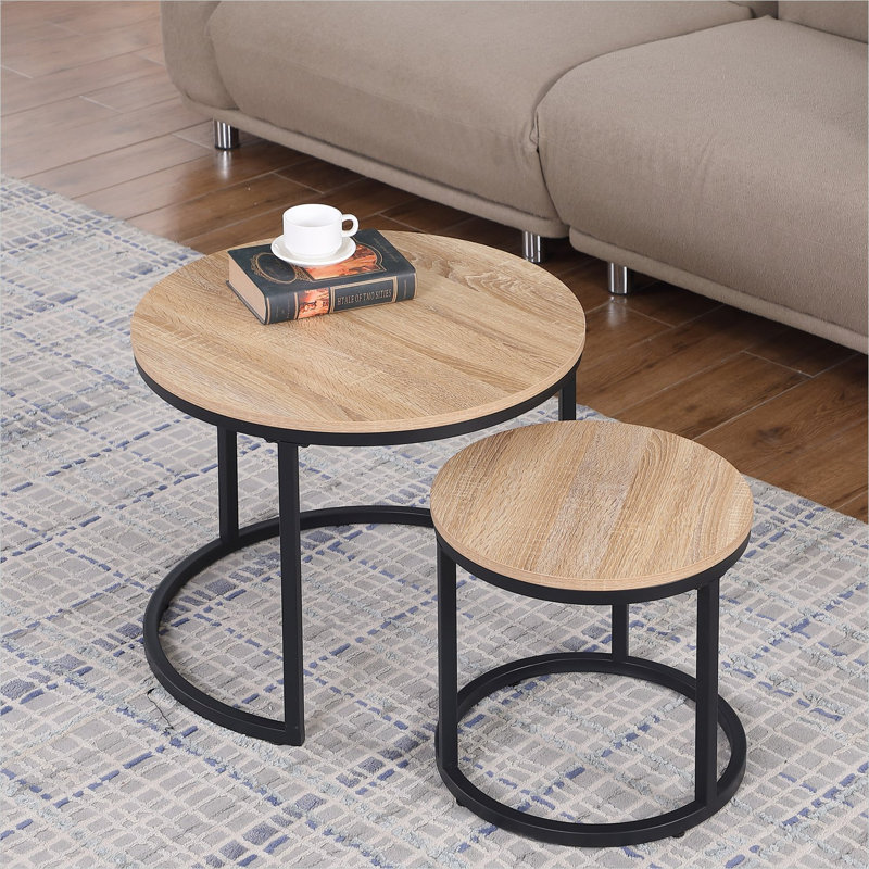 Duo de tables basses gigognes en chêne avec un design compact et un style industriel moderne