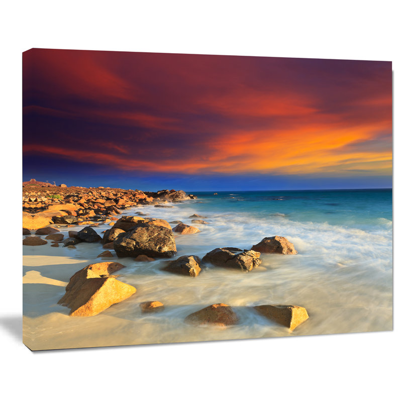 Plage avec des pierres sur le premier plan - reproduction de photo sur toile tendue, H 30 po x l 40 po x P 1 po
