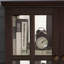 Élégante armoire de rangement avec tablettes réglables, lumières à DEL, finition antique pour la décoration de la salle à manger, décoration de lumières