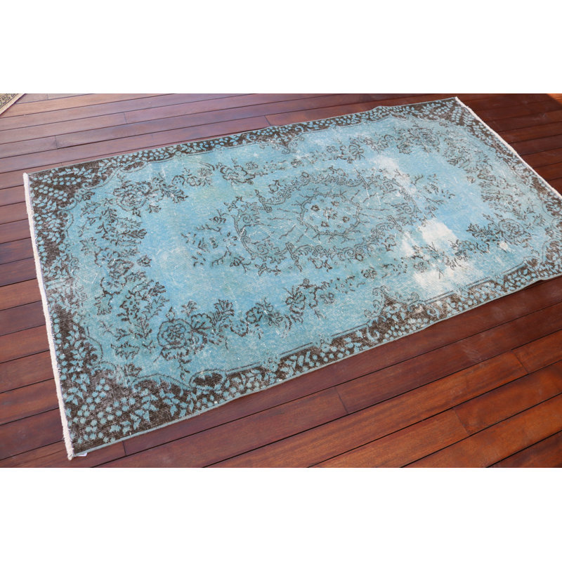 Élégant tapis turc bleu et brun à motif floral idéal pour décorer un salon ou une chambre à coucher