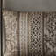 6 courtepointe et coussin. Brun / or . Feuille, rayures, détails. Réversible pour une décoration polyvalente. Lavable à la machine avec des coussins à rayures et à motifs. Regardez.-116011905