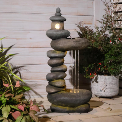 Fontaine d'eau de 39,37 pouces de hauteur avec tour de rivière en pierre empilée avec lumière DEL chaude intégrée, cascade d'eau en polyrésine pour la décoration de patio, de jardin japonais et de cour