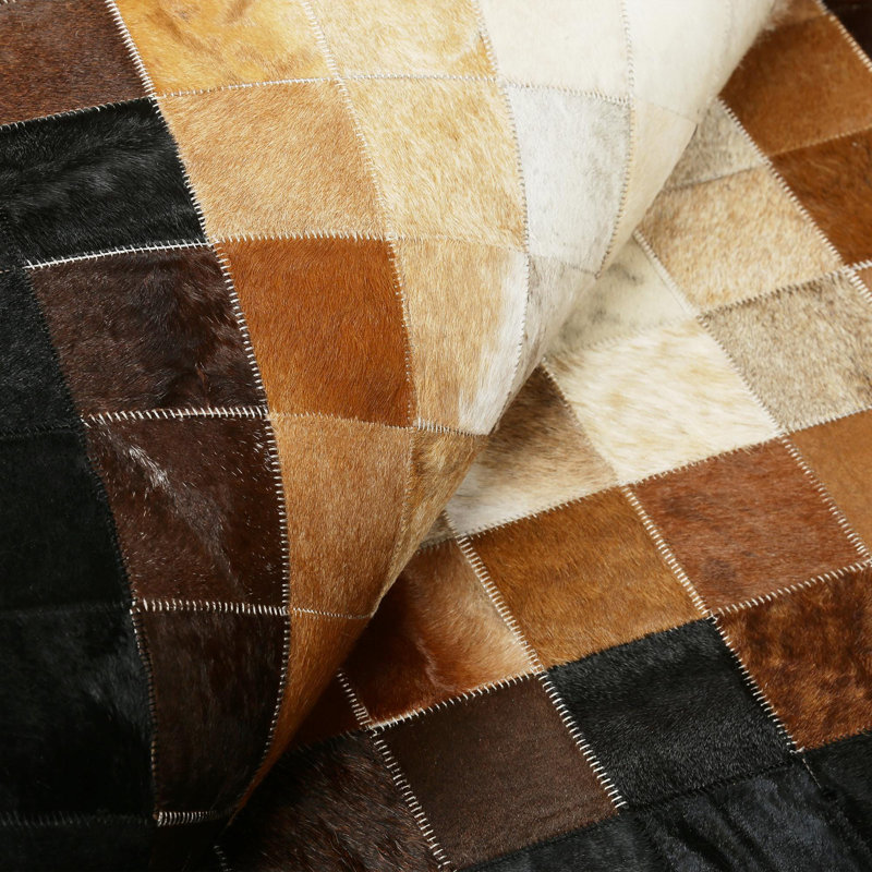 Tapis brun et beige en peau de vache avec bordure noire, Rectangle 3 pi x 3 pi 4 po