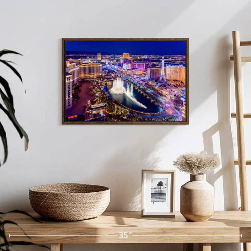 Las Vegas at Night Neon Lights, 19 po x 13 po, Cadre flottant en noyer