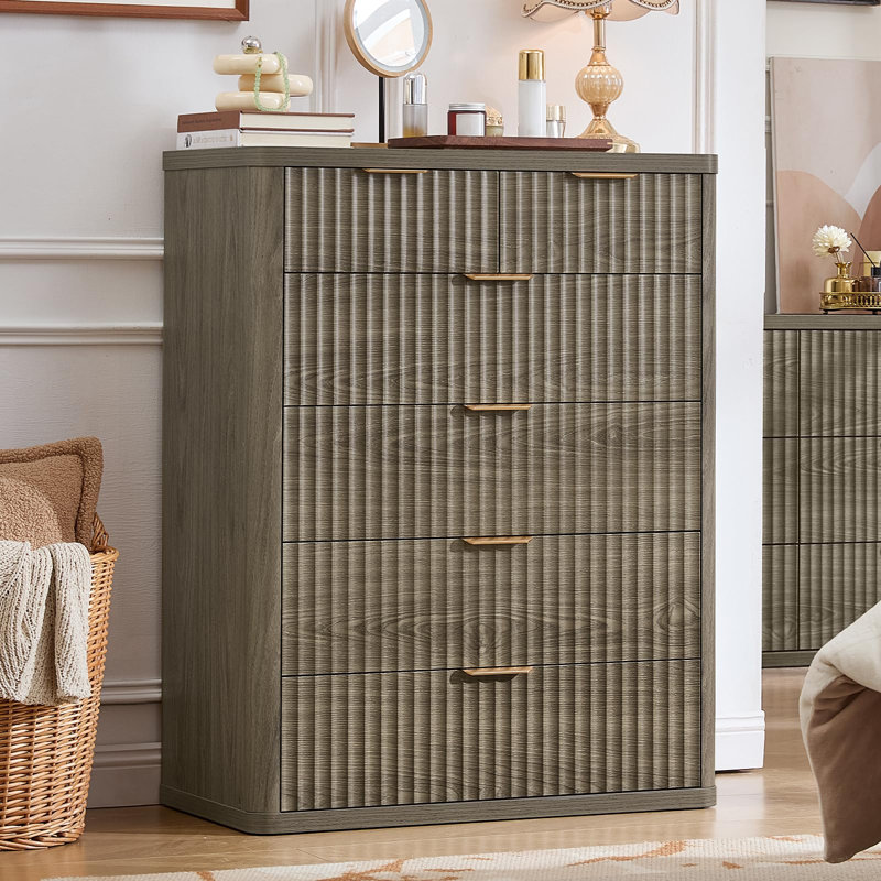 Commode cannelée à 6 tiroirs de 107 cm (42 po) avec profil incurvé, poignées en métal et rangement de style champêtre, Gris