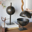Plateau de sculpture orbe noir et or en fer-2122122209