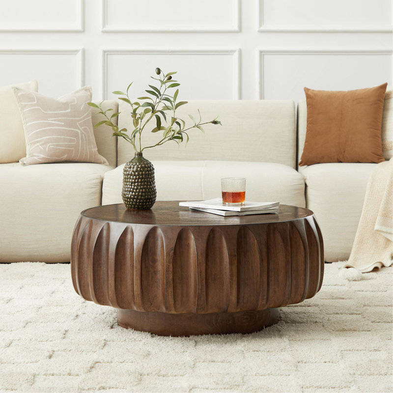 Table basse ronde en bois massif sculpté au design sculptural élégant, Noyer