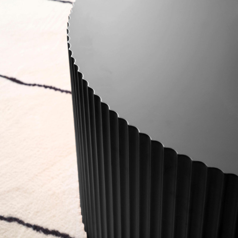Table basse ronde élégante et moderne avec motif en relief accrocheur, noir (même SKU: W87676996)