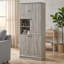 Grande armoire de rangement moderne avec panier rabattable, tablettes réglables et armoires fermées pour la salle de bain ou le salon