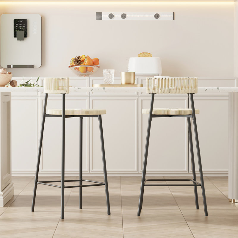 2 tabourets de comptoir en corde de papier tissés à la main. Style Chaises de bar pour appartement. Structure en métal noir, siège blanc crème. Et fonctionnelle à la maison. Polyvalent. Facile à installer