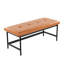Banc moderne pour deux personnes avec structure en métal noir et revêtement en similicuir brun clair pour le confort, la durabilité et l'élégance des sièges d'intérieur.