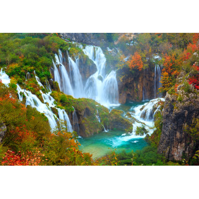" Plitvice National Park Waterfall "