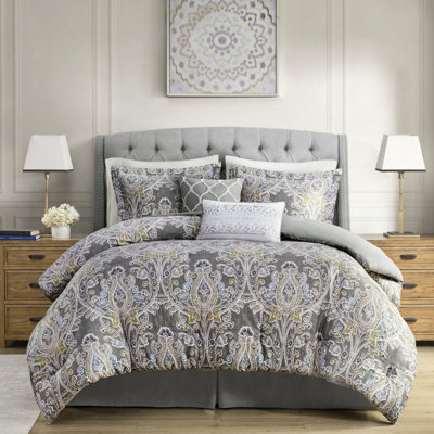 Édredon gris pour très grand lit avec coussins brodés et tissu de coton confortable