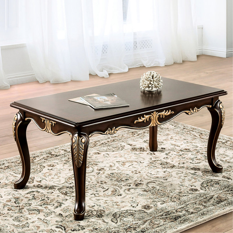 Table basse rectangulaire 1 pièce, style traditionnel élégant, en bois massif couleur tabac riche, pattes, détails et touches dorées, 122 cm L x 70 cm P x 52 cm H, ornements raffinés.