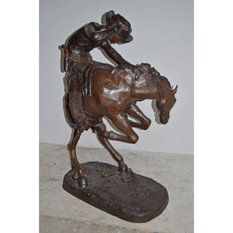 Taille de la réplique d'un serpent à sonnette géant par Frederic Remington: 36 po x 30 po x H 60 po