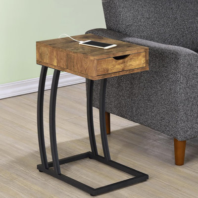Table d'appoint antique en muscade avec commodités modernes et rangement contemporain dans les finitions et les prises