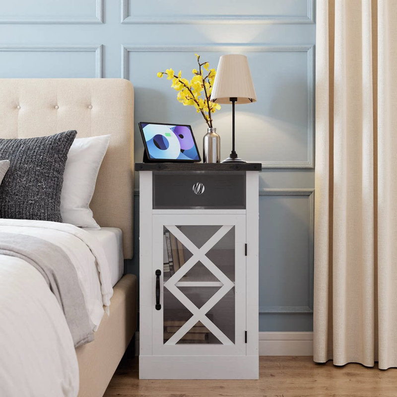 Table de chevet avec station de charge Farmhouse - Table de chevet rustique 15,4 "avec porte de grange et tablette réglable, table de bout de rangement à 3 niveaux pour le salon, finition blanche