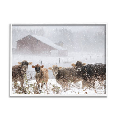 Scène de ferme hivernale, vache, bovins, flocons de neige, grange par Lori Deiter