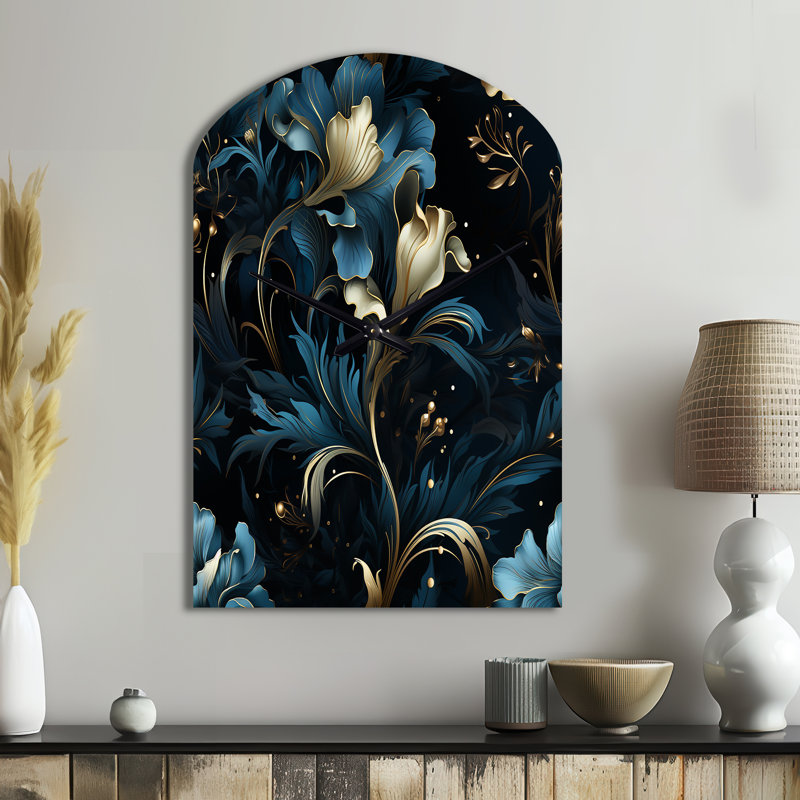 Motif obscur de reflets obscurcis - horloge murale en métal à arche florale, impression d'horloge murale asymétrique bleue