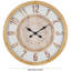 Horloge murale brune avec fond blanc