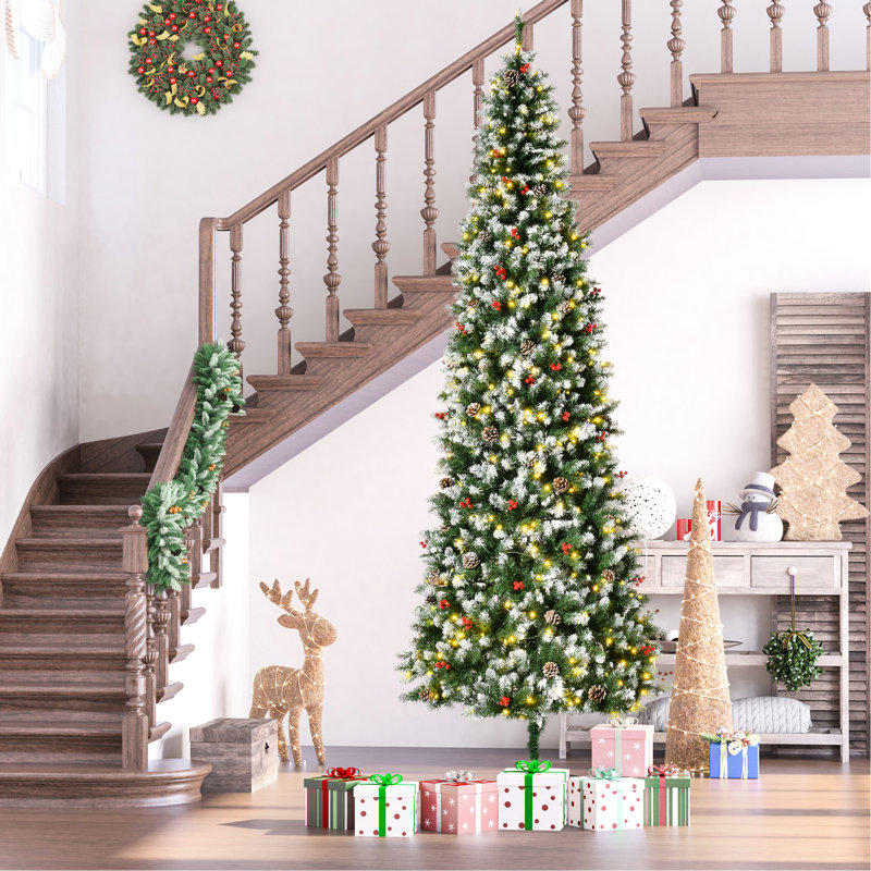 Arbre de Noël 9 pieds avec 460, textures de branches réalistes, pin, baies rouges et configuration stable de 9 pieds, allure naturelle, éclairage sécuritaire