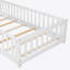 Lit plateforme sécuritaire et robuste avec clôture et porte pivotante, idéale pour les chambres d'enfants dans des espaces compacts-1667633299-1667633296
