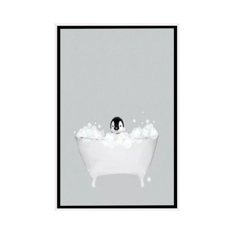 «Penguin Blue Bath» par Leah Straatsma - reproduction d'art, H 26 po x l 18 po x 1,5 po, Toile blanche encadrée, Pas de tapis