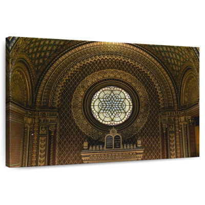 Nicci à l'intérieur de la synagogue espagnole