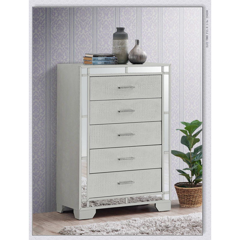 Luxueuse table de chevet texturée Croc avec beaucoup de rangement et des accents de miroir glamour, parfaite pour les chambres à coucher modernes et traditionnelles.