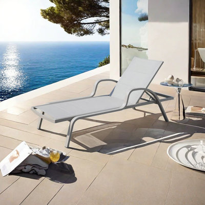 Chaise longue d'extérieur en rotin