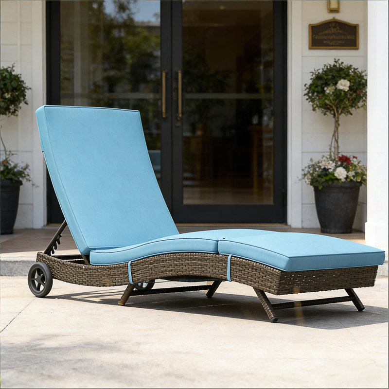 Chaise longue confortable en osier d'extérieur avec dossier inclinable et roulettes portables, parfaite pour se détendre au bord de la piscine.