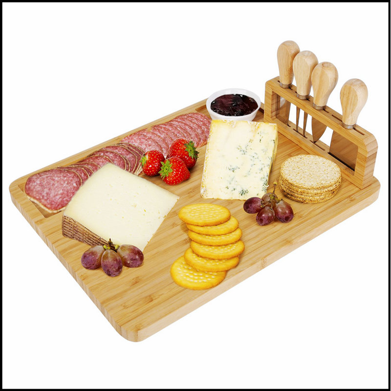 Plateau de fromage en bambou avec coutellerie, parfait pour les réceptions et les occasions spéciales.