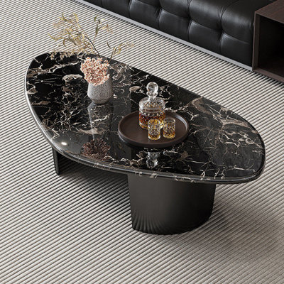 Table basse de forme irrégulière en faux marbre noir et acier inoxydable