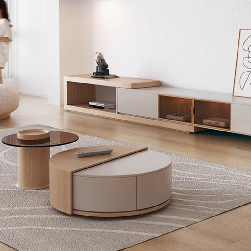 La conception de style crème permet de faire pivoter la table basse