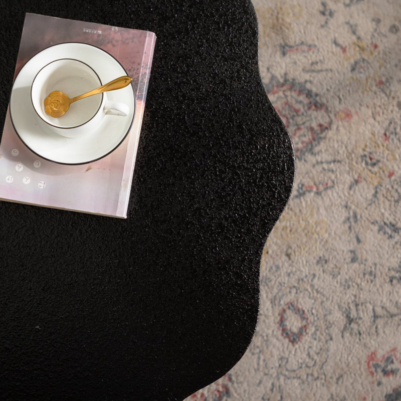 Table basse festonnée noire, Noir