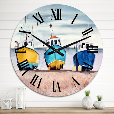 Trois bateaux de pêche colorés sur une plage de sable - horloge murale nautique et côtière
