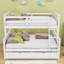 Lit superposé simple au-dessus d'un lit double en bois avec lit gigogne simple-631753946