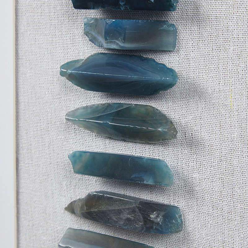 Art mural dimensionnel en agate bleue encadrée - agate teinte céruléenne naturelle, fond blanc doux, couvercle en verre, cadre noir, panneau de décoration intérieure, suspension verticale