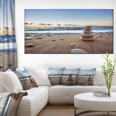 «Risa Stones Balance on Sandy Beach», photographie