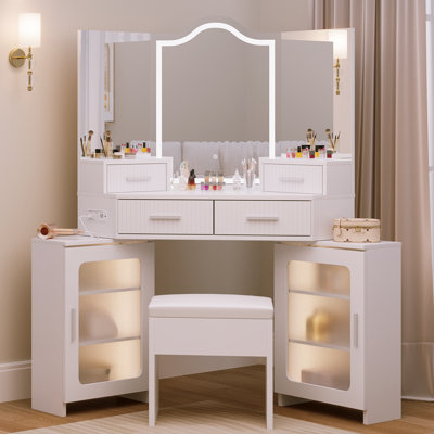 Bureau de coiffeuse à trois volets Ato avec miroir et prises à DEL, coiffeuse cannelée à 4 tiroirs et 2 armoires de rangement