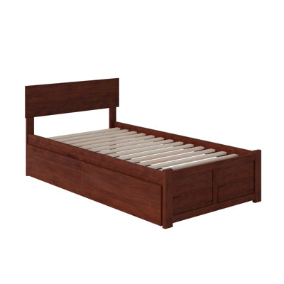 Lit plateforme en bois massif avec pied de lit et tiroirs sous le lit Bueno Park