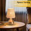 Élégante lampe de table de chevet dorée avec abat-jour en rotin pour petits espaces - Chambre à coucher, salon
