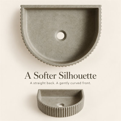 Vasque à poser ou à fixer au mur, de forme irrégulière, en microciment gris ciment, sans robinetterie.