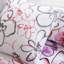 Très grand / très grand lit avec édredon floral rose et caractère asymétrique-125337609