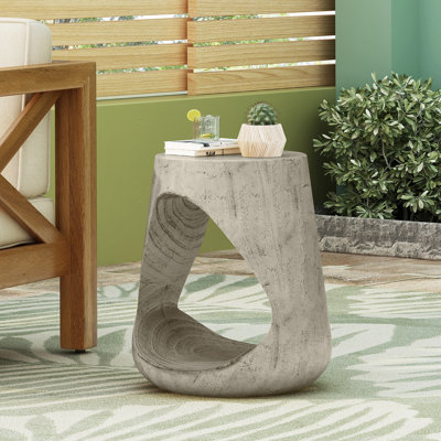 Table d'appoint creuse MGO avec texture semblable au bois, parfaite pour une utilisation intérieure et extérieure, durable et résistante aux intempéries.